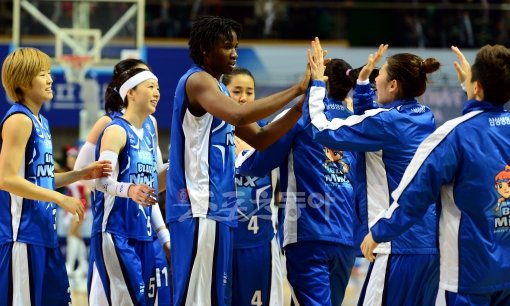 삼성생명 선수들이 23일 안산 와동체육관에서 벌어진 신한은행과의 원정경기에서 종료 직전 터진 짜릿한 역전슛으로 4연패에서 탈출한 뒤
하이파이브를 나누며 기뻐하고 있다. 안산|김민성 기자 marineboy@donga.com 트위터 @bluemarine007