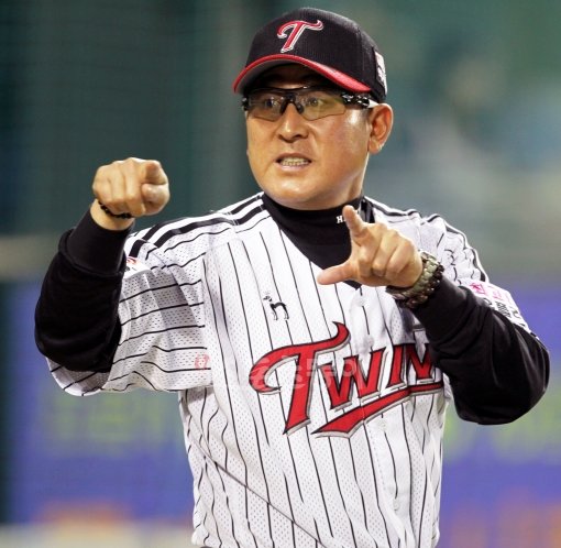 LG 김기태 감독은 내년 시무식 전후로 선수들의 체력테스트를 실시해 전지훈련 멤버를 확정할 계획이다. ‘연말연시에도 개인훈련을 게을리 하지 말라’는 무언의 경고다. 스포츠동아DB