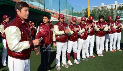 프로 생활 11년 만에 선수 생활을 접고 2군 타격코치로 새롭게 출발하는 넥센 강병식 코치(왼쪽 끝)가 선수단과의 상견례 자리에서 정식으로 인사하고 있다. 스포츠동아DB