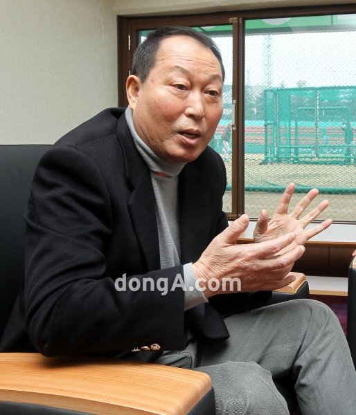 김인식 한국야구 위원회(KBO) 기술위원장은 내년 제3회 WBC 대표팀 사령탑인 류중일 감독에게 경험에서 우러나온 조언을 건넸다. 스포츠동아DB