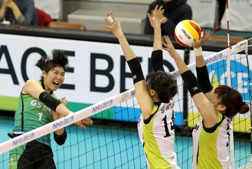 GS칼텍스 이소영(왼쪽)이 26일 현대건설과 V리그 여자부 3라운드 경기에서 상대 블로킹 벽을 앞두고 강 스파이크를 시도하고 있다. 사진제공｜스포츠코리아