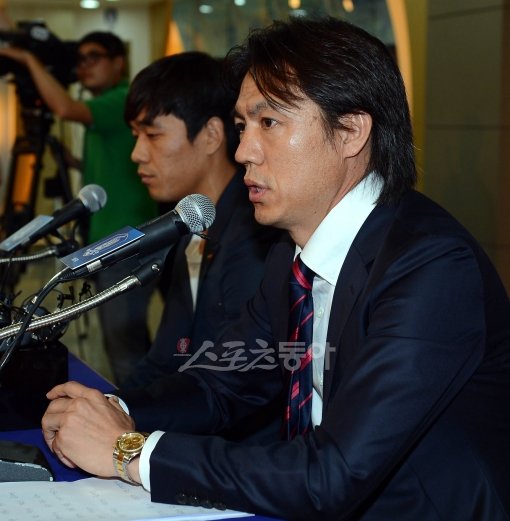 2012 한국축구는 풍성한 결실만큼 화려한 어록으로 주목 받았다. 사진은 홍명보 전 올림픽팀 감독이 6월 병역연기 논란이 일었던 박주영과 함께 기자회견을 갖고 있는 모습. 스포츠동아DB