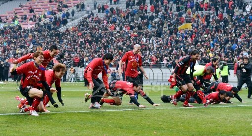 올 해 축구토토 총 참가자가 2000만명을 넘어섰다. 조성된 수익금으로 유소년 및 여자축구 발전에 기여했고, 프로축구의 흥행에도 한몫했다. 사진은 FC서울 선수들이 우승 확정 후 슬라이딩 세리머니를 하는 모습. 스포츠동아DB