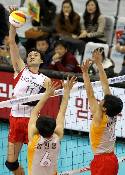 LIG손보 이경수(뒤)가 26일 KEPCO와 경기에서 상대 블로킹을 피해 스파이크를 때리고 있다. 사진제공｜스포츠코리아