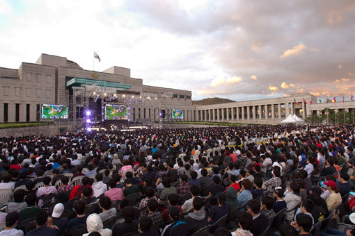 국내 서비스 1주년을 맞은 온라인게임 ‘리그 오브 레전드’가 인기 e스포츠 종목으로 자리매김했다. 서울 용산동 전쟁기념관에서 열린 ‘아주부 LoL 더 챔피언스 섬머2012 결승’을 보기 위해 운집한 1만 여명의 e스포츠 팬. 사진제공|라이엇 게임즈