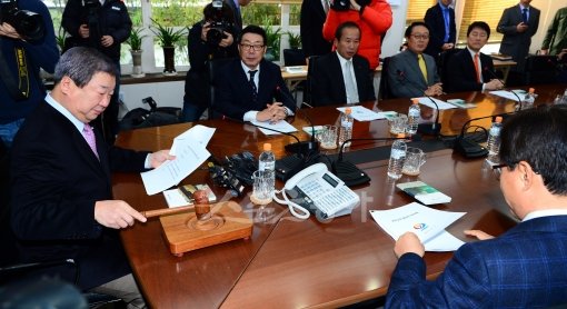 한국야구위원회(KBO) 구본능 총재(왼쪽 끝)와 9개 구단 대표는 11일 2012년 제7차 이사회를 열고 10구단 창단을 의결했다. 이어 KBO는 유치를 희망하는 수원-KT, 전북-부영을 정밀하고 객관적으로 심사하기 위한 기준을 마련했다. 스포츠동아DB