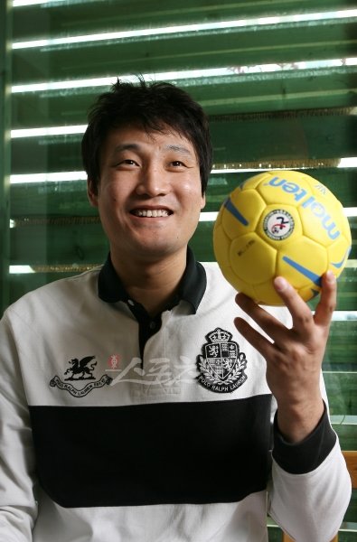 9월 은퇴한 윤경신(39)이 두산 감독으로 현장에 화려하게 복귀한다. 윤경신은 세계최고의 핸드볼리그인 독일 분데스리가에서 거의 모든 득점 기록을 경신한 ‘핸드볼의 살아있는 전설’이다. 국가대표로도 23년간 활약했다. 스포츠동아DB