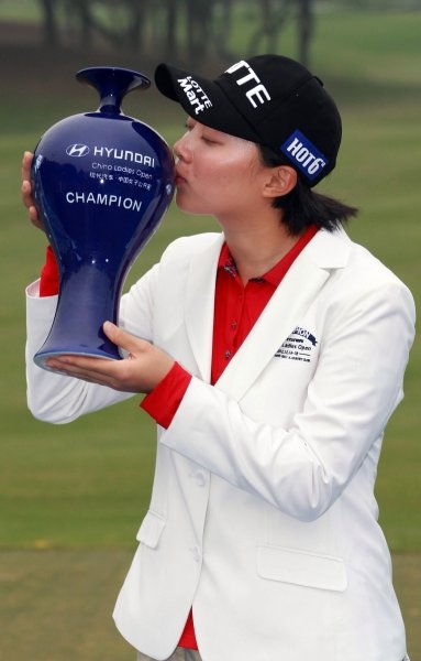 여고생 골퍼 김효주는 4월 KLPGA 국내 개막전인 롯데마트여자오픈에서 우승컵을 차지한 뒤 JLPGA투어 산토리 레이디스 오픈에서도 최연소 우승 기록을 세우는 등 돌풍의 중심에 섰다. 사진제공｜KLPGA