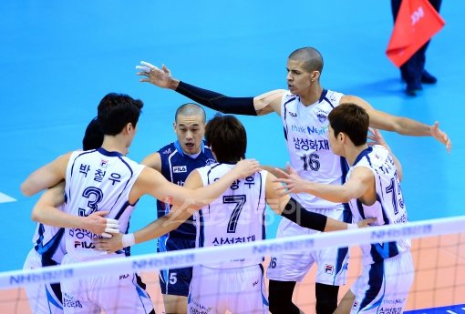삼성화재 선수들이 1일 현대캐피탈전에서 공격 포인트를 올린 뒤 환호하고 있다. 여오현(가운데)의 삭발이 눈길을 끈다. 대전|박화용 기자 inphoto@donga.com 트위터 @seven7sola