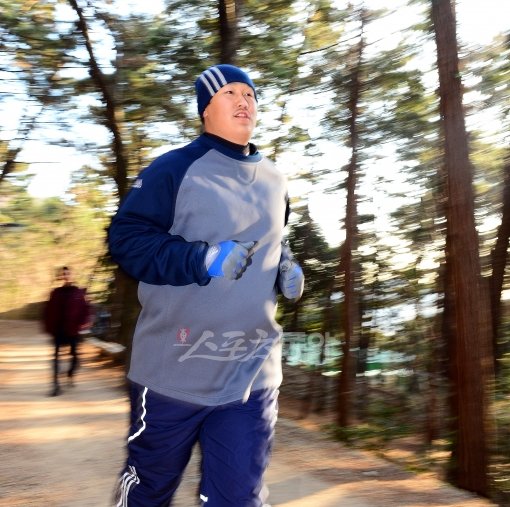 이대호는 2005년 절에 머물며 하루 다섯 시간씩 산에 올랐다. 그리고 2006년 트리플 크라운을 달성하며 한국 최고의 타자가 
됐다. 월드베이스볼 클래식(WBC)을 앞둔 2013년 1월, ‘대한민국 4번타자’는 또 다시 산에 오르고 있다. 부산｜박화용 기자
 inphoto@donga.com 트위터 @seven7sola