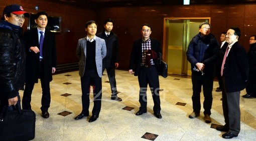 10일 오전 서울 삼성동 그랜드인터콘티넨탈호텔에서 비공개로 열린 '프로야구 제 10구단 평가 프리젠테이션'에 참석한 부영 관계자가 PT에 앞서 이야기를 나누고 있다. 서울 | 김민성 기자 marineboy@donga.com 트위터 @bluemarine007