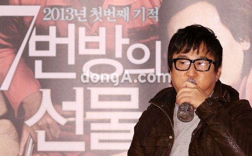 이환경 감독이 14일 서울 왕십리 CGV에서 열린 영화 ‘7번방의 선물’ 언론시사회 및 기자간담회에서 물을 마시고 . 국경원 기자 onecut@donga.com