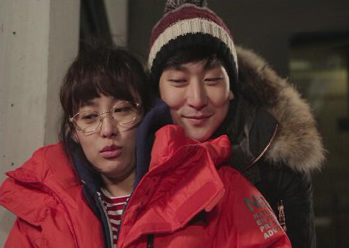 ‘패밀리’의 박희본(왼쪽)과 함께한 ‘닭살’스럽지만 애교 넘치는 ‘봉지커플’ 모습. 사진제공｜KBS