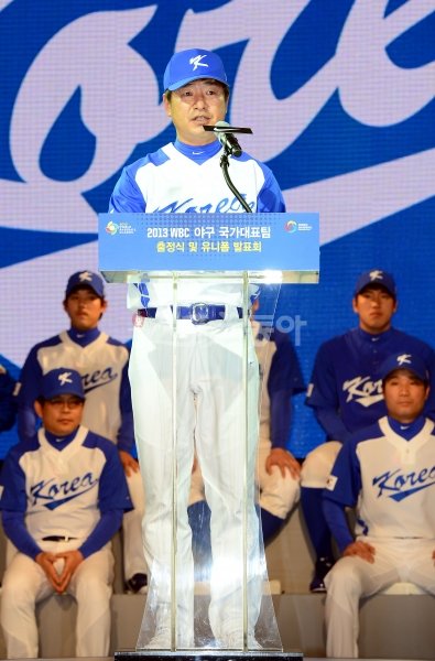 제3회 WBC 대표팀 사령탑을 맡은 류중일 감독이 WBC 출정식 및 유니폼 발표회에서 단상에 올라 선전을 다짐하고 있다. 김민성 기자 marineboy@donga.com 트위터 @bluemarine007