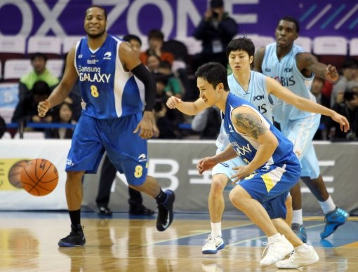 삼성 김승현이 15일 잠실체육관에서 열린 모비스와의 홈경기에서 상대의 밀착수비를 피해 재빨리 곁눈질한 뒤 볼을 패스하고 있다. 사진제공|KBL