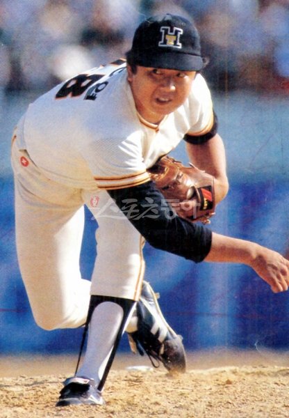 □1 이규석 심판에게 선동열의 강판은 경험의 중요성을 다시 한번 절감한 계기였다. 해태시절 ‘무등산 폭격기’로 이름을 떨친
선동열이 역투하고 있다.신인선수들의 군기를 잡는 것도 심판의 몫이었다. 스포츠동아DB