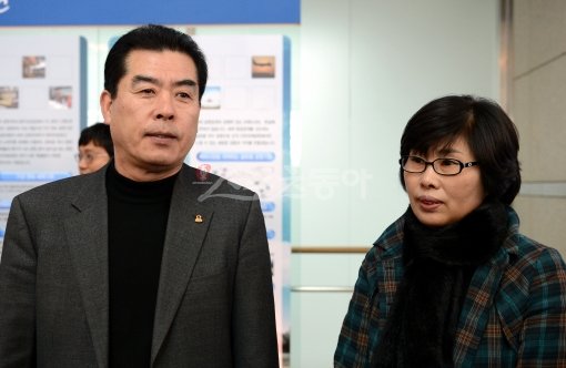 류현진의 아버지 류재천(왼쪽) 씨와 어머니 박승순 씨가 미국으로 출국하는 아들을 애정 어린 눈길로 바라보고 있다. 인천국제공항|김민성 기자