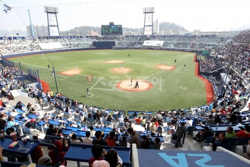 한국야구위원회(KBO)가 새 야구장 건립 문제로 잡음을 일으키는 창원시에 ‘연고지 박탈 경고’라는 초강경 카드를 꺼내들었다. 사진은 지난해 4월 마산구장에서 열린 NC의 퓨처스(2군)리그 개막전 모습. 스포츠동아DB