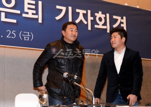 박재홍(오른쪽)이 25일 서울 마포가든호텔에서 열린 은퇴 기자회견에서 프로야구선수 초상권 비리에 얽힌 전직 선수협회장 손민한을 불러 사과의 장을 마련해주고 있다. 김종원 기자 won@donga.com 트위터 @beanjjun