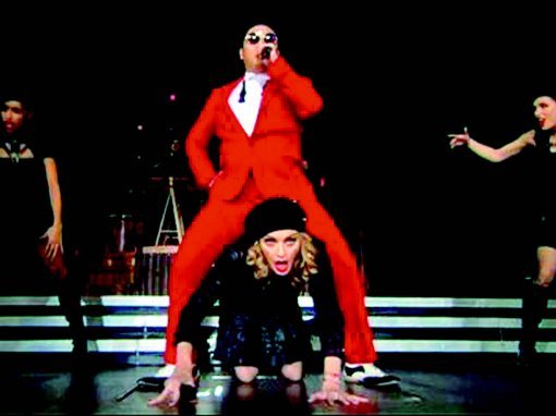 싸이가 지난해 인상적인 장면으로 꼽은 마돈나(아래)의 11월 미국 뉴욕 메디슨스퀘워가든 콘서트 장면. 스포츠동아DB