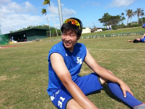 삼성이 LG로 떠난 FA 정현욱의 보상선수로 영입한 좌완투수 이승우가 괌 전지훈련 도중 뜨거운 햇볕 아래서 몸을 풀다 활짝 웃고 있다. 사진 제공｜삼성 라이온즈