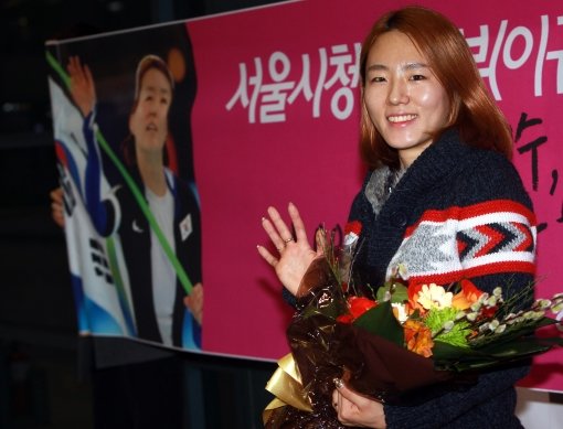 스피드스케이팅 여자 500m 세계기록 보유자 이상화가 30일 인천국제공항을 통해 귀국하면서 취재진을 향해 손을 흔들고 있다. 사진제공|스포츠코리아