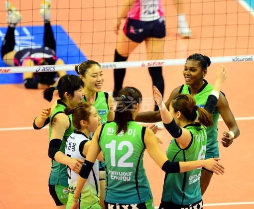 30일 오후 구미 박정희체육관에서 열린 프로배구 2012-2013 V리그 GS칼텍스와 흥국생명의 경기에서 GS칼텍스가 2세트 승리를 거두고 승리의 기쁨을 나누고 있다. 구미ㅣ박화용 기자 inphoto@donga.com 트위터 @seven7sola
