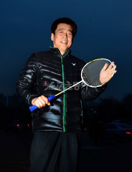 제29대 대한배드민턴협회장으로 선출된 신계륜(59) 민주통합당 의원이 아끼는 배드민턴 라켓을 들고 활짝 웃고 있다. 박화용 기자 inphoto@donga.com 트위터 @seven7sola