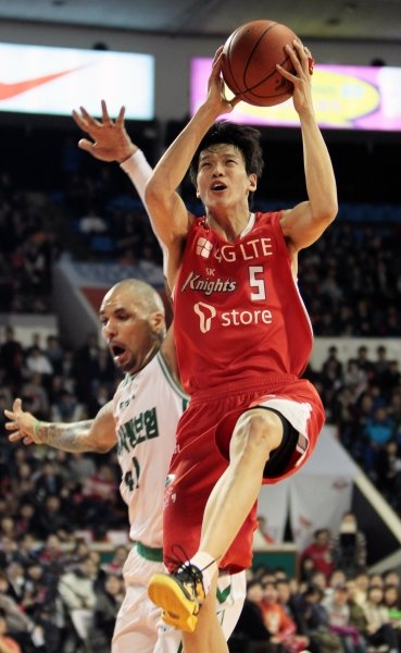 서울 SK 김선형(5번)이 31일 서울 잠실학생체육관에서 열린 프로농구 원주 동부와의 홈경기에서 상대 용병 센슬리의 수비를 뚫고 레이업슛을 시도하고 있다. 사진제공｜KBL