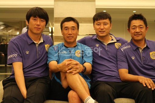 스타플레이어 출신의 전남 드래곤즈 코칭스태프들이 태국 방콕 전지훈련장에서 함께 모여 뜻 깊은 대화의 시간을 가졌다. 왼쪽부터 노상래 코치, 하석주 감독, 김도근 코치, 이민성 코치. 방콕(태국)｜남장현 기자