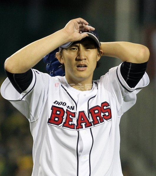 두산 이용찬이 오른쪽 팔꿈치 통증으로 팀의 스프링캠프가 차려진 일본 가고시마에서 1일 중도 귀국했다. 한국야구위원회(KBO)는 이용찬을 대신해 롯데 송승준(아래사진)을 WBC 대표팀에 새로 발탁했다. 스포츠동아DB