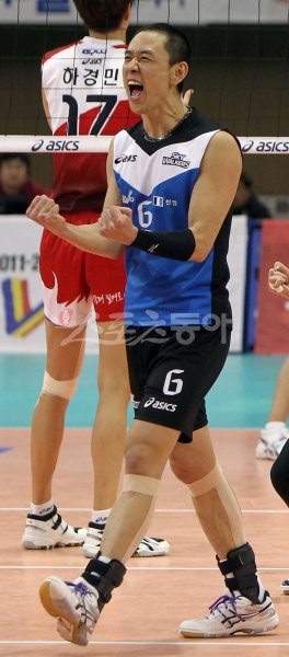 프로배구 남자부 현대캐피탈 세터 최태웅이 V리그 최초로 세트 1만개를 새 역사를 썼다. 림프암 투병을 극복하고 철저한 자기관리로 9시즌 만에 이룬 쾌거다. 스포츠동아DB