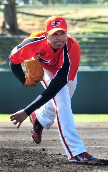 한화 유창식이 5일 오키나와 차탄구장에서 열린 주니치와의 연습경기에 선발 등판해 힘껏 볼을 뿌리고 있다. 사진 제공|한화 이글스