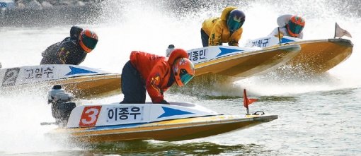 물보라를 일으키며 질주하는 경정선수들. 한 달간의 휴식을 마치고 2013년 시즌을 시작하는 경정은 코스경합제 도입, 소개항주 방식 변경 등 새로운 모습으로 고객과 만나게 된다. 사진제공|국민체육진흥공단