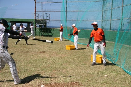 롯데 박종윤(왼쪽)이 1차 스프링캠프지인 사이판 마리아나 구장에서 공필성 코치(오른쪽)가 올려주는 공을 힘차게 때리고 있다. 사진제공|롯데 자이언츠