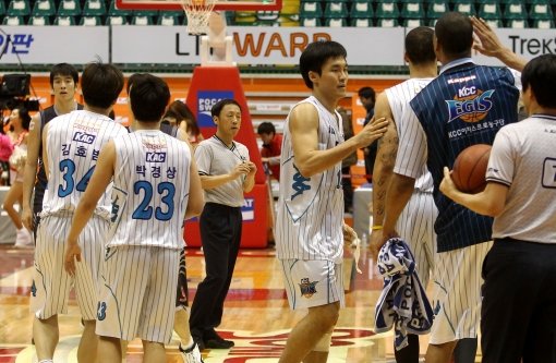 경기 종료 후 KCC 선수들이 코트를 빠져나가고 있다. 사진제공|KBL