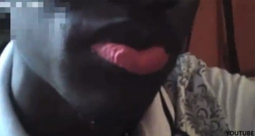 ‘핑크색 입술 문신’ 사진=인터넷 커뮤니티