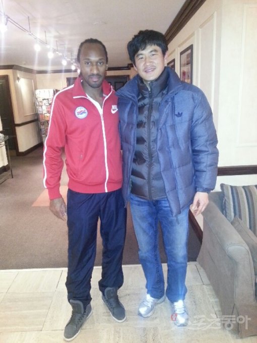 프랑스에서 연수 중인 박건하 코치(오른쪽)가 SM캉 중앙수비수 제레미 소르본을 만났다. 팀 주장인 소르본은 선진축구를 익히러 온 박 코치에게 많은 도움을 줬다. 캉(프랑스) | 박건하 코치