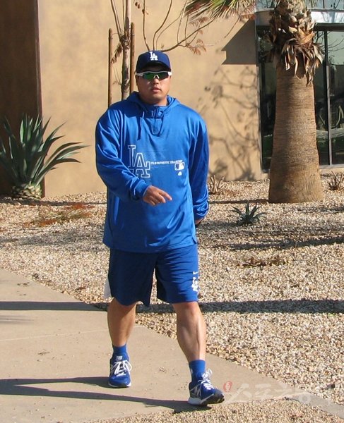 새 동료들의 뜨거운 환대 덕분인지 류현진의 발걸음은 경쾌하기만 하다. 글렌데일(미 애리조나주)|배영은 기자