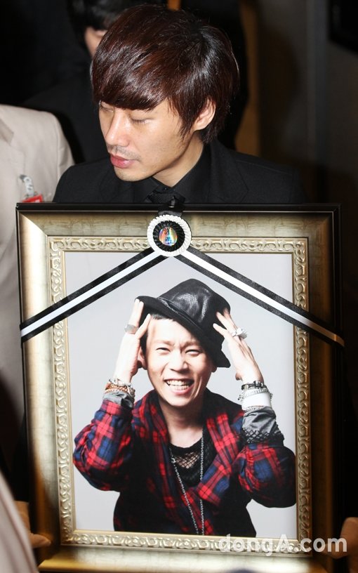 울랄라세션 멤버 박승일이 14일 오전 서울 서대문구 세브란스병원 장례식장에서 故 임윤택 영정을 들고 운구차로 이동하고 있다. 동아닷컴 국경원 기자 onecut@donga.com