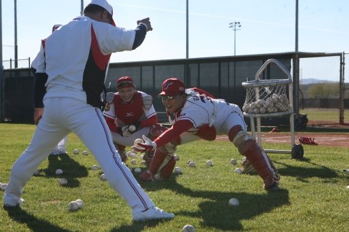 넥센에서 방출된 후 테스트를 거쳐 KIA에 입단한 포수 강귀태(가운데)는 백업요원으로라도 기회를 잡기 위해 오키나와에서 구슬땀을 흘리고 있다. 사진제공|KIA 타이거즈