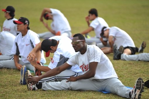 순조롭게 스프링캠프를 소화하고 있는 LG 외국인 투수 리즈(앞)는 25일 요미우리와의 연습경기에서 2이닝 2안타 1볼넷 1실점으로 무난한 시험 등판을 마쳤다. 최고 구속은 157km. 사진제공|LG 트윈스