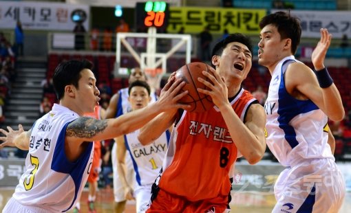 전자랜드 정영삼(가운데)이 27일 인천 삼산체육관에서 열린 삼성과의 홈경기에서 김승현(왼쪽)과 차재영의 수비 사이로 돌파를 시도하고 있다. 인천｜김민성 기자 marineboy@donga.com 트위터 @bluemarine007