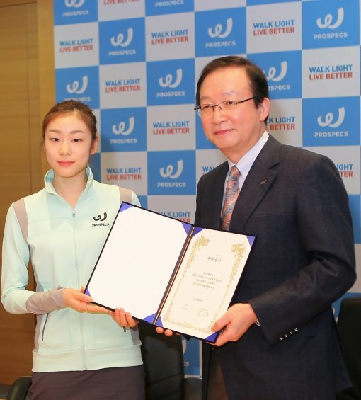 피겨선수 후원협약식을 맺고 있는 김연아(왼쪽)와 LS네트웍스 김승동 대표이사. 사진제공|LS네트웍스