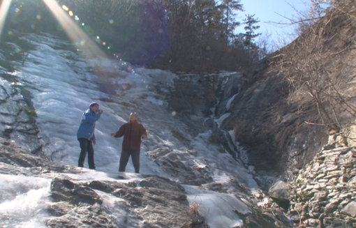 늦깎이 아빠는 가수지망생인 아들의 꿈을 이뤄주기 위해 폭포 아래로 데려가 수련과 체력 단련까지 ‘괴짜’ 음악교육을 시킨다. 사진제공|채널A