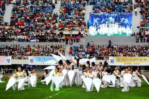 지난해 5월 11일 대전광역시 한밭종합운동장에서 열린 전국생활체육대축전 개막식의 축하공연. 올해 대축전은 5월 23일부터 26일까지 경북 15개 시군에서 역대 최대규모로 펼쳐진다. 사진제공｜국민생활체육회