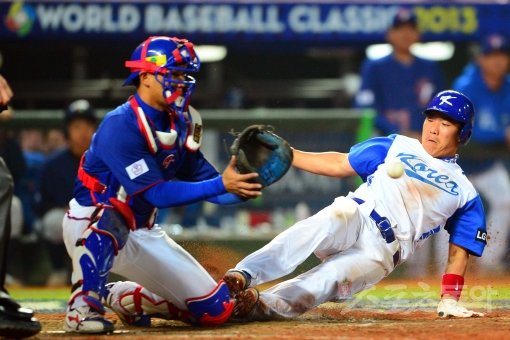 제3회 월드베이스볼클래식(WBC)에서의 참패는 올해 프로야구 인기에 적잖은 악영향을 미칠 것으로 우려된다. 사진은 이번 WBC
1라운드 B조 최종전 대만전 5회 정근우(오른쪽)가 홈에서 아웃되는 모습. 타이중(대만)|박화용 기자
inphoto@donga.com 트위터 @seven7sola