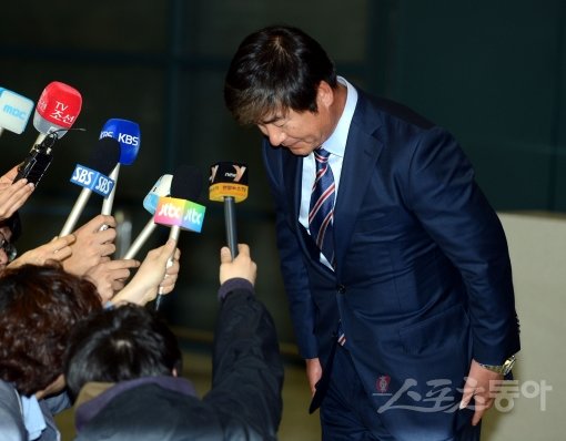 6일 저녁 인천국제공항을 통해 귀국한 제3회 월드베이스볼클래식(WBC) 대표팀 류중일 감독이 고개를 숙이며 참패에 대한 사과의 뜻을 밝히고 있다. 류 감독은 “국민들 기대에 보답하지 못해 죄송합니다”라고 말한 뒤 채 공항을 떠났다. 인천국제공항｜김민성 기자 marineboy@donga.com 트위터 @bluemarine007
