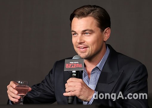 할리우드 배우 리어나도 디캐프리오가 7일 오후 서울 강남구 리츠칼튼호텔에서 열린 외화 ‘장고: 분노의 추적자’ 내한 기자회견에서 질의응답을 하고 있다. 오는 21일 개봉하는 ‘장고: 분노의 추적자’는 아내를 구해야만 하는 남자 장고와 목적을 위해 그를 돕는 
닥터 
킹, 그의 표적이 된 악랄한 대부호 캔디가 벌이는 대결을 그린다. 배우 리어나도 디캐프리오는 7일 오후 영등포 타임스퀘어에서 
열리는 레드카펫 행사와 프리미어 시사회에 참석해 한국팬들을 만난다. 동아닷컴 국경원 기자 onecut@donga.com