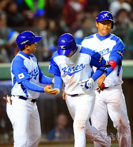 강정호(가운데)가 제3회 월드베이스볼클래식(WBC) 1라운드 대만과의 3차전에서 8회 역전 결승 2점홈런을 친 뒤 박정태 타격코치(왼쪽)와 이대호의 환영을 받고 있다. 홈런을 치고도 고개를 푹 숙인 그의 모습에서 한국야구의 위기감이 느껴진다. 타이중｜박화용 기자 inphoto@donga.com 트위터 @seven7sola